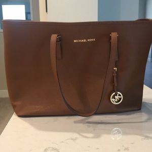 Michael Kors jet set laptop tote in saffia…